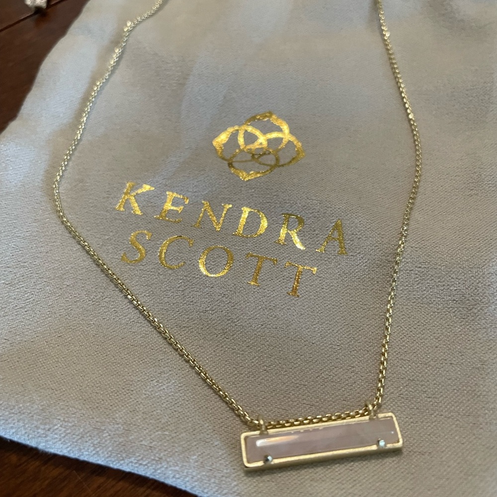 Leanor Gold Pendant Necklace in Rose Quartz